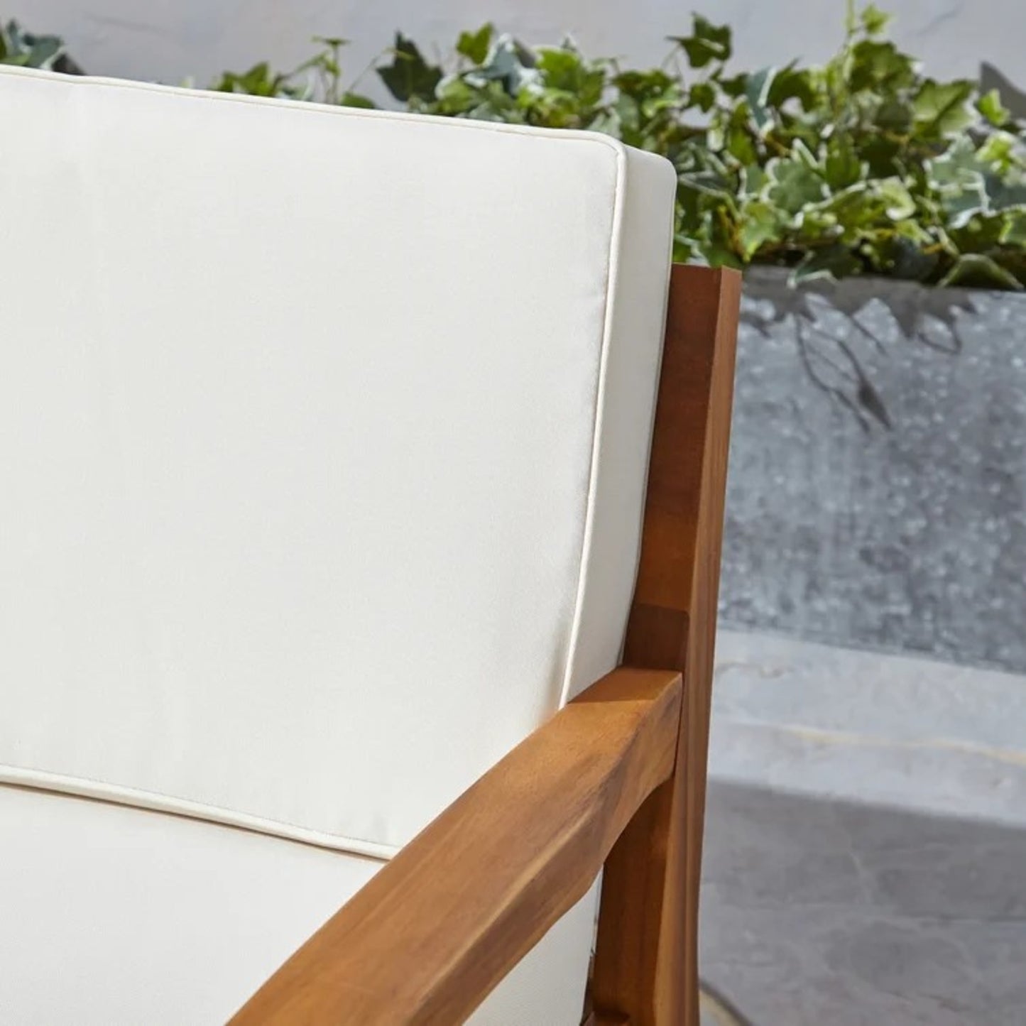 H&H Club Chair – Stylish & Comfortable Upholstered Armchair for Modern Living Rooms